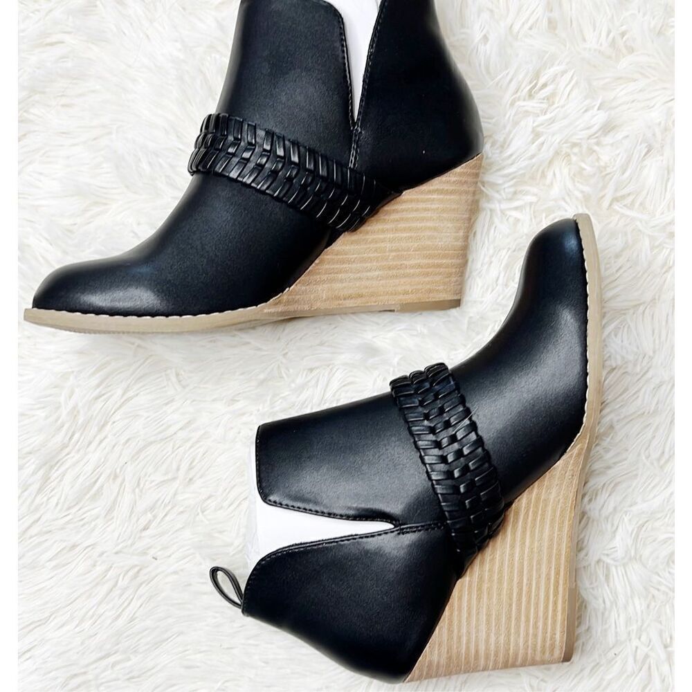 DV By Dolce Vita Geneva Black Wedge Ankle Bootie New Size 7.5